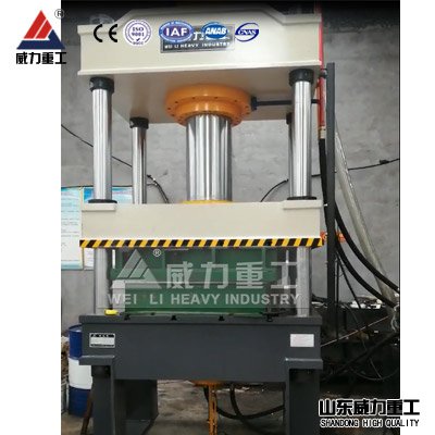 <b>水箱成型油压机客户投入生产</b> <b>水箱成型油压机客户投入生产</b>