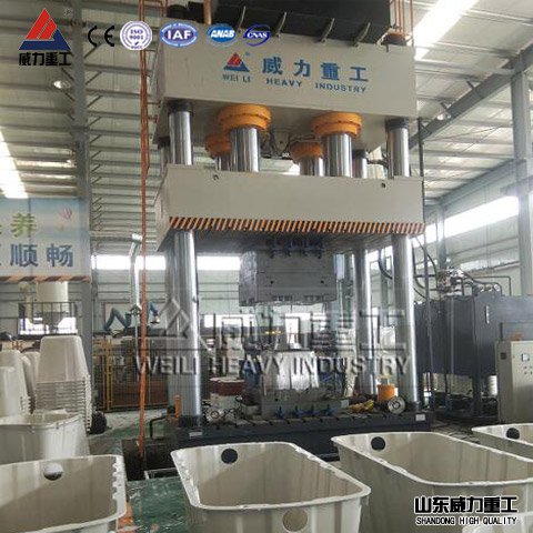 <b>三台2000吨化粪池成型液压机调试安装投入生产</b> <b>三台2000吨化粪池成型液压机调试安装投入生产</b>